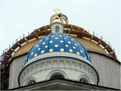 «Православный» крест на Свято-троицком Соборе московской патриархии в Санкт-Петербурге